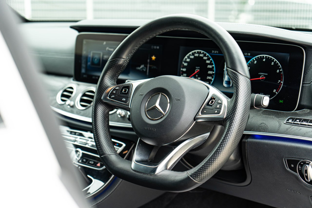 2018 MERCEDES BENZ E200 AMG SPORT 2.0T (WHITE)