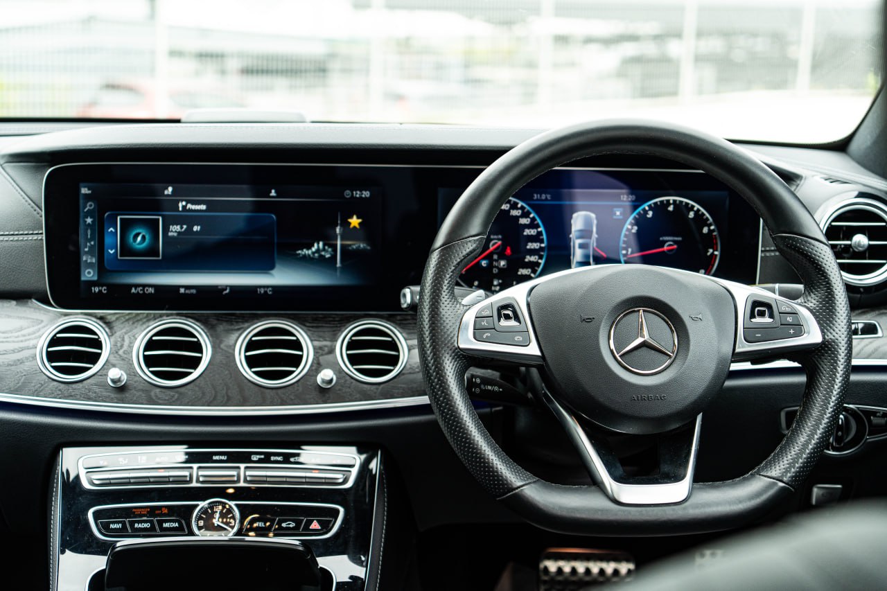 2018 MERCEDES BENZ E200 AMG SPORT 2.0T (WHITE)