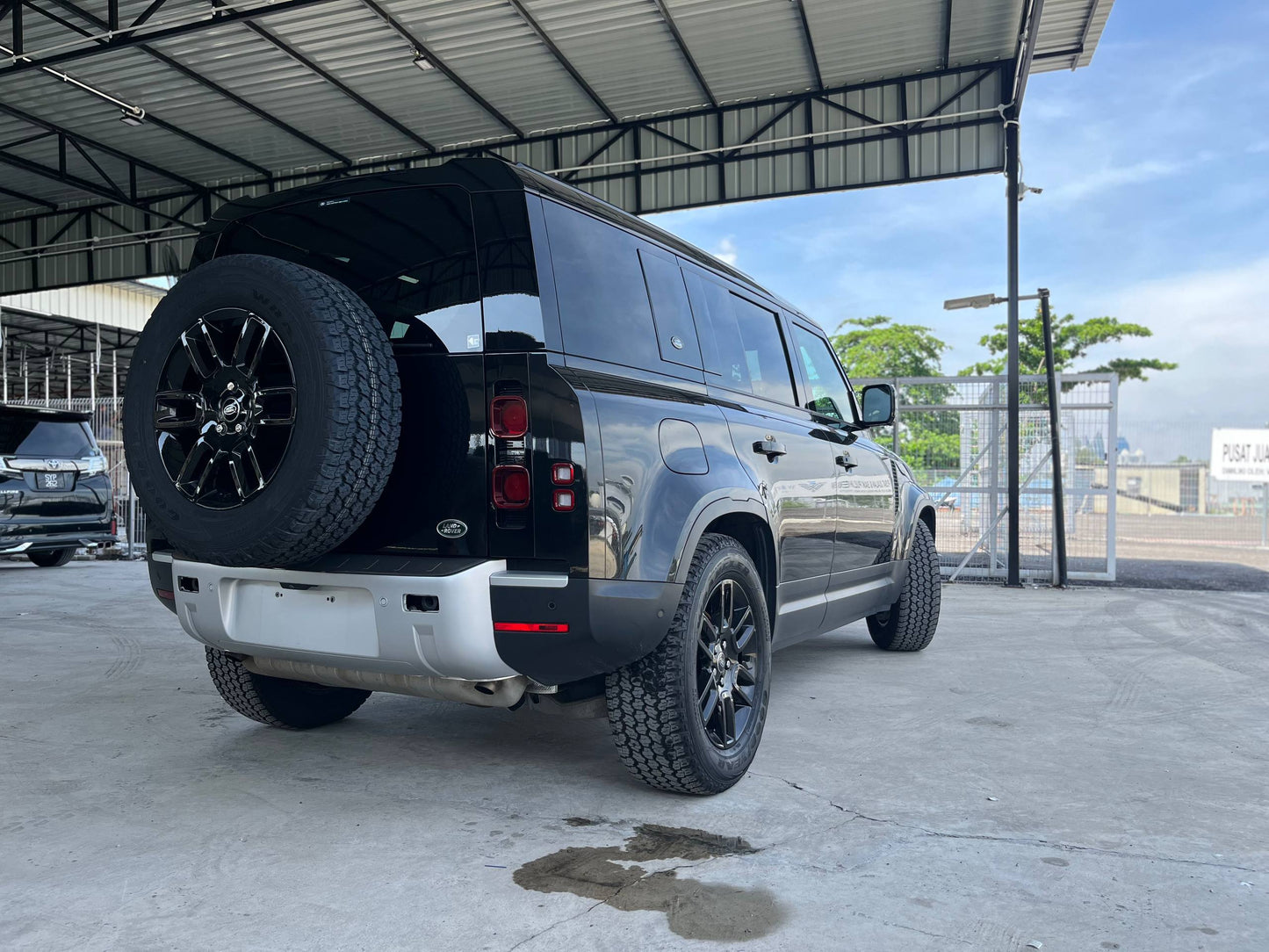 LAND ROVER DEFENDER 110S P300