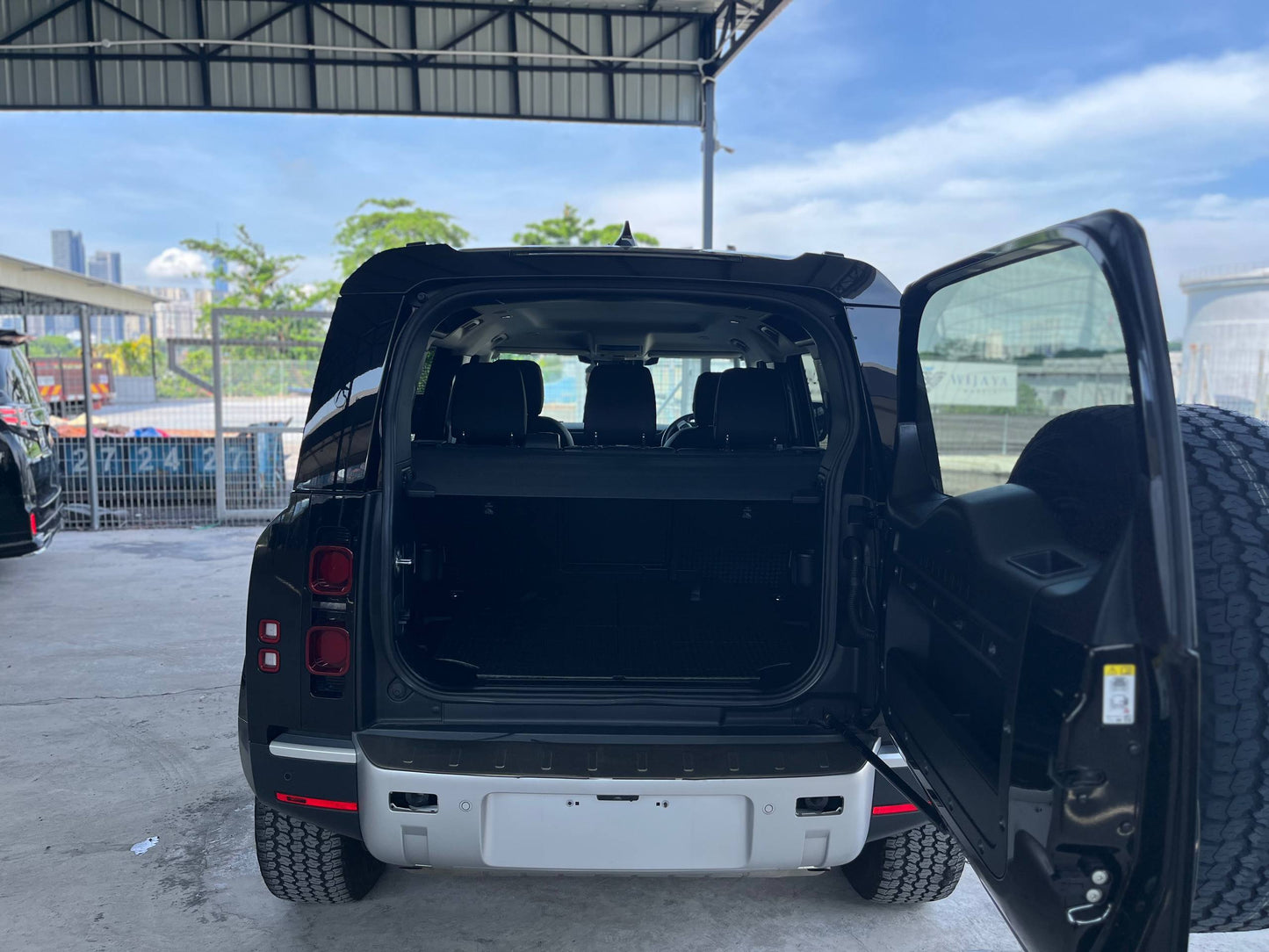 LAND ROVER DEFENDER 110S P300