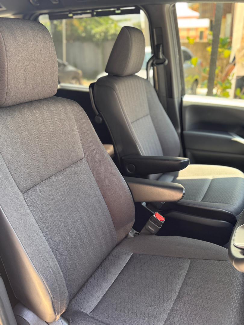 TOYOTA VOXY 2.0 S-G
